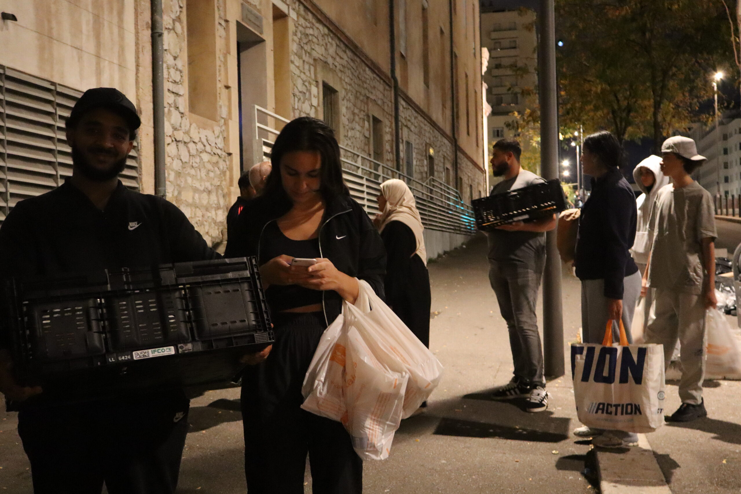 Bénévoles des Enfants du Peuple : engagement et solidarité