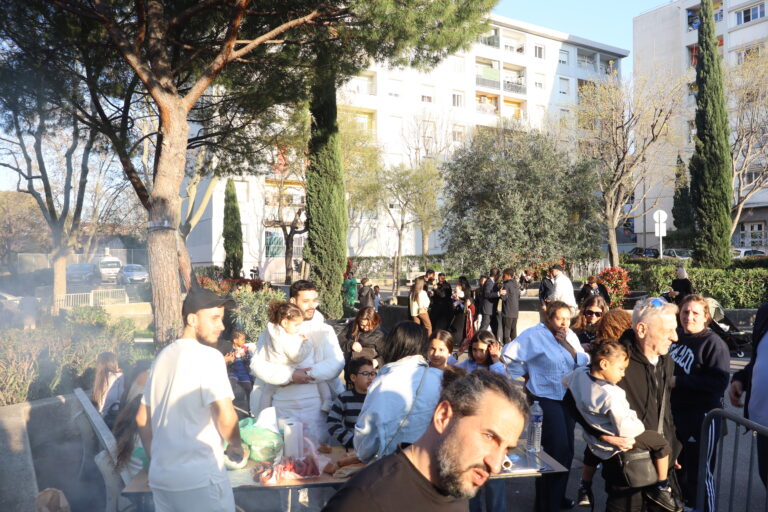 Barbecue solidaire organisé par Les Enfants du Peuple à Marseille