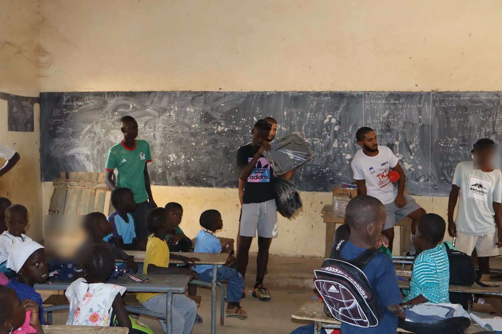 Distribution de fournitures scolaires EDP au Sénégal