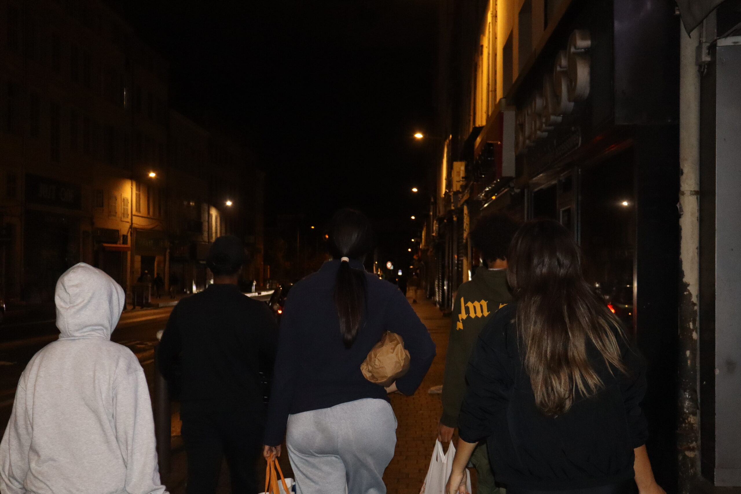 Bénévoles EDP en maraude de nuit dans les rues de Marseille